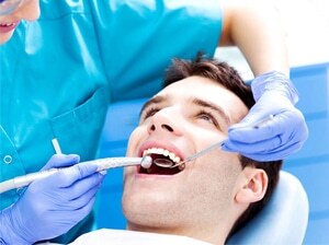 visita dentista uomo preventivo